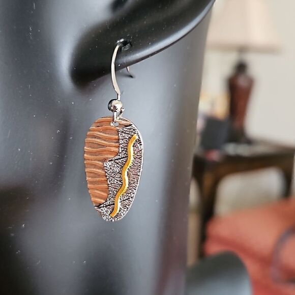 Jewelry - NWOT Retro oval metal plating bicolor gold and copper dangle earrings.